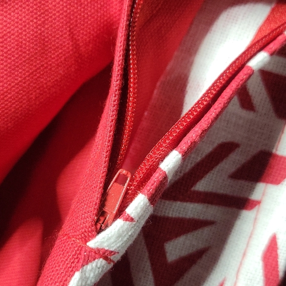 NWT 2pc COVERS PILLOW Christmas snowflake, red & white, by Place & Time - Picture 6 of 6